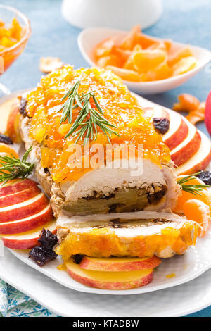 Pain de viande au four farcies avec des pommes et des prunes, décoré de mandarine confiture. Menu de Noël Banque D'Images