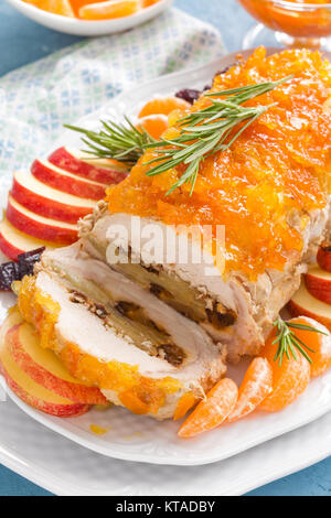 Pain de viande au four farcies avec des pommes et des prunes, décoré de mandarine confiture. Menu de Noël Banque D'Images