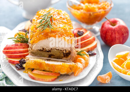 Pain de viande au four farcies avec des pommes et des prunes, décoré de mandarine confiture. Menu de Noël Banque D'Images