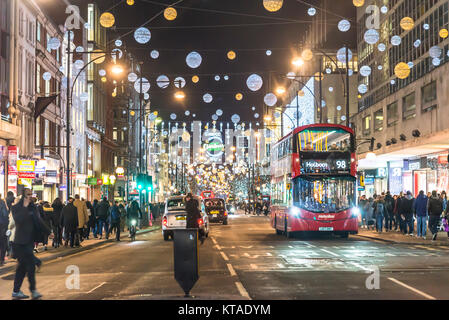 Décorations de Noël dans Oxford Street au centre de Londres, Angleterre, RU Banque D'Images