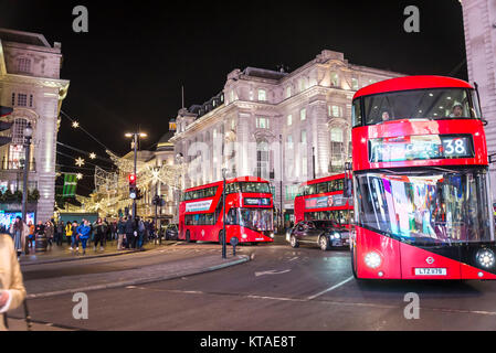 Double-decker bus passant à Piccadilly Circus, à l'époque de Noël, Londres, Angleterre, Royaume-Uni Banque D'Images