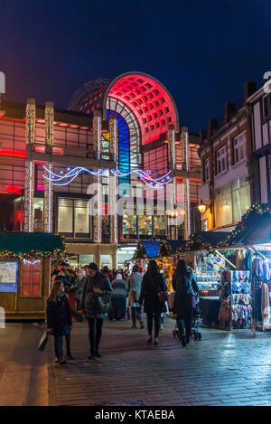 La fin de nuit à Kingston shoppers traditionnel Marché de Noël avec Bentall Centre en arrière-plan, Kingston upon Thames, London, England, UK Banque D'Images