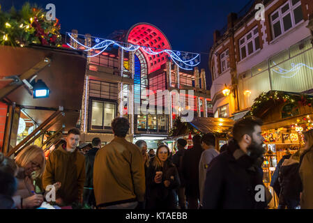 La fin de nuit à Kingston shoppers traditionnel Marché de Noël avec Bentall Centre en arrière-plan, Kingston upon Thames, London, England, UK Banque D'Images