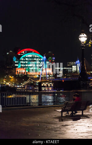 Promenade Southbank et illuminés, de l'autre côté de l'Hungerford bridge, London, England, UK Banque D'Images