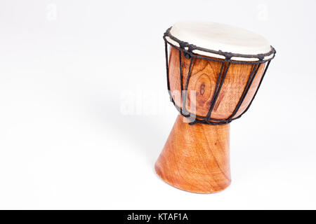 Djembe isolé sur fond blanc -, copy space Banque D'Images