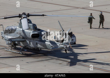 AH-1Z Viper se prépare à décoller de Marine Corps Air Station Camp Pendleton, en Californie, le 11 décembre 2017. Le Viper est 53pi de longueur et peut atteindre des vitesses maximales de 200 noeuds. (U.S. Marine Corps Banque D'Images