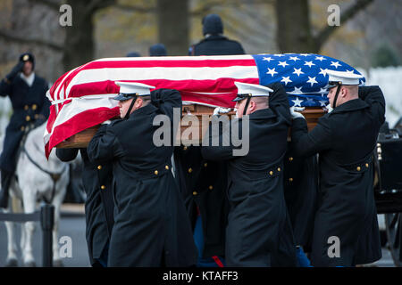 La caserne des marines (Marine, Washington, D.C. (8e et i) participer à l'honneur de funérailles U.S. Marine Corps Pvt. Archie Newell dans la section 60 du Cimetière National d'Arlington, Arlington, Va., le 8 décembre 2017. Attribuée à la société C, 2e Bataillon, 2e Division de Marines en 1943, Newell est mort lorsque sa division a tenté d'obtenir la petite île de Betio dans l'Atoll de Tarawa des Japonais. Bien que la bataille a duré plusieurs jours, Newell est mort au premier jour de la bataille, le 20 novembre, 1943. Au départ, après les combats à Tarawa, membres de services américain ont été enterrés dans un certain nombre de battlefie Banque D'Images