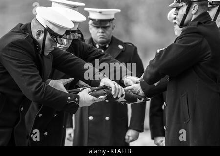 La caserne des marines (Marine, Washington, D.C. (8e et i) participer à l'honneur de funérailles U.S. Marine Corps Pvt. Archie Newell dans la section 60 du Cimetière National d'Arlington, Arlington, Va., le 8 décembre 2017. Attribuée à la société C, 2e Bataillon, 2e Division de Marines en 1943, Newell est mort lorsque sa division a tenté d'obtenir la petite île de Betio dans l'Atoll de Tarawa des Japonais. Bien que la bataille a duré plusieurs jours, Newell est mort au premier jour de la bataille, le 20 novembre, 1943. Au départ, après les combats à Tarawa, membres de services américain ont été enterrés dans un certain nombre de battlefie Banque D'Images