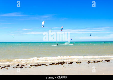 Cumbuco, Brésil, 9 juillet, 2017 : Beaucoup de kite surfeurs profiter de leur sport sur un jour de vent à Cumbuco Banque D'Images