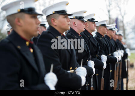 La caserne des marines (Marine, Washington, D.C. (8e et i) participer à l'honneur de funérailles U.S. Marine Corps Pvt. Archie Newell dans la section 60 du Cimetière National d'Arlington, Arlington, Va., le 8 décembre 2017. Attribuée à la société C, 2e Bataillon, 2e Division de Marines en 1943, Newell est mort lorsque sa division a tenté d'obtenir la petite île de Betio dans l'Atoll de Tarawa des Japonais. Bien que la bataille a duré plusieurs jours, Newell est mort au premier jour de la bataille, le 20 novembre, 1943. Au départ, après les combats à Tarawa, membres de services américain ont été enterrés dans un certain nombre de battlefie Banque D'Images