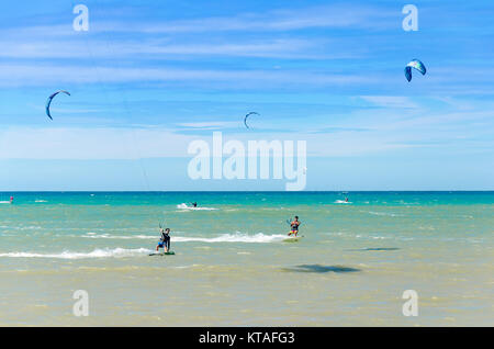 Cumbuco, Brésil, 9 juillet, 2017 : Cumbuco plage de sable blanc avec de nombreux kitesurfers s'amusant Banque D'Images