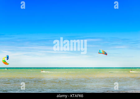 Cumbuco, Brésil, 9 juillet, 2017 : Cumbuco plage de sable blanc avec de nombreux kitesurfers s'amusant Banque D'Images