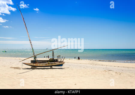 Cumbuco, Brésil, 9 juillet, 2017 : la location ou la jangada bateau de plus de la plage de sable blanc au Brésil Banque D'Images