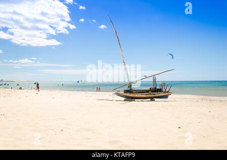 Cumbuco, Brésil, 9 juillet, 2017 : la location ou la jangada bateau de plus de la plage de sable blanc au Brésil Banque D'Images