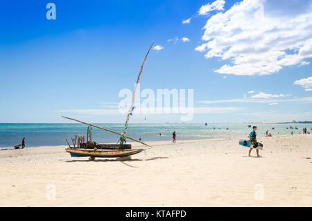 Cumbuco, Brésil, 9 juillet, 2017 : la location ou la jangada bateau de plus de la plage de sable blanc au Brésil Banque D'Images