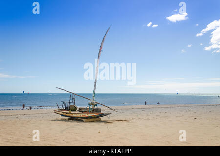 Cumbuco, Brésil, 9 juillet, 2017 : la location ou la jangada bateau de plus de la plage de sable blanc au Brésil Banque D'Images