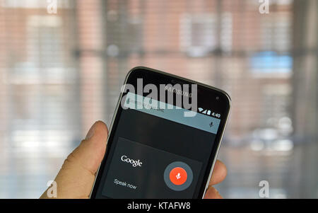 Montréal, Canada - le 5 avril 2016 : application Android Google OK sur téléphone cellulaire. OK Google est une application pour obtenir les commandes vocales. Banque D'Images