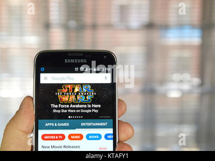 Montréal, Canada - le 5 avril 2016 : Google Play Entertainment et des applications sur téléphone Android. Google Play et à l'origine l'Android Market, est un d Banque D'Images