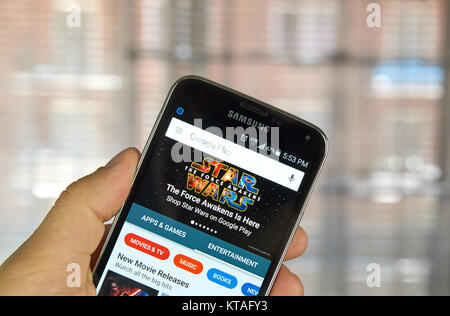 Montréal, Canada - le 5 avril 2016 : Google Play Entertainment et des applications sur téléphone Android. Google Play et à l'origine l'Android Market, est un d Banque D'Images