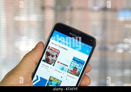 Montréal, Canada - le 5 avril 2016 : Google Play Kiosque sur téléphone Android. Google Play Kiosque est un agrégateur de nouvelles et kiosque sont utilisés Banque D'Images