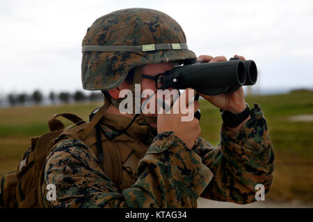 Le Caporal des Marines des États-Unis. Kate Mazzone, un technicien en communications, attend un signal d'un autre lors d'une évaluation chronométrée Marine avec détachement Alpha sur Iejima Île, Okinawa, Japon, le 14 décembre 2017. Marines avec Marine Air Control Squadron 4, Marine Air Control Group 18, 1er sur l'aile Marine, s'est rendu à Iejima Île à être formellement évalués sur leur Marine Corps Air Traffic Control Mission Équipe mobile de tâches essentielles dans le cadre de l'évaluation d'État de combat du Corps des Marines pour exercer la magie vaudou de décembre 4-15, 2017. C'est la première fois MAC-4 a réalisé cette évaluation. Maz Banque D'Images