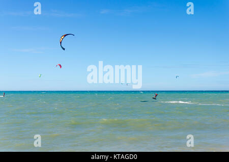 Cumbuco, Brésil, 9 juillet, 2017 : Cumbuco plage de sable blanc avec de nombreux kitesurfers s'amusant Banque D'Images