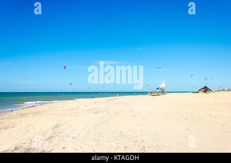 Cumbuco, Brésil, 9 juillet, 2017 : la location ou la jangada bateau de plus de la plage de sable blanc au Brésil Banque D'Images