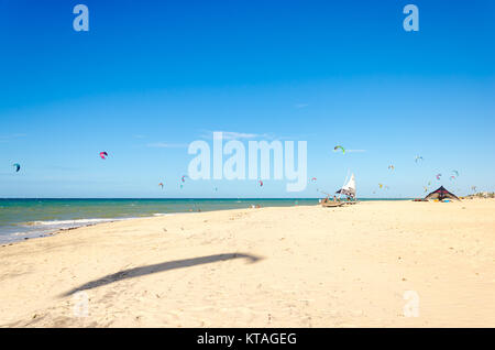 Cumbuco, Brésil, 9 juillet, 2017 : la location ou la jangada bateau de plus de la plage de sable blanc au Brésil Banque D'Images