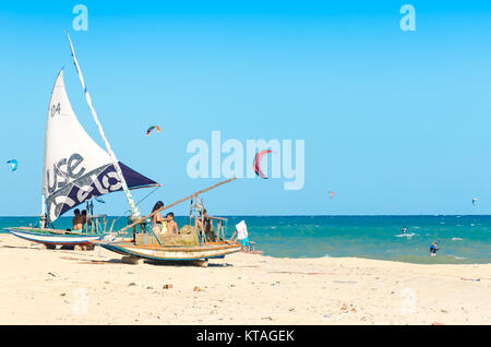 Cumbuco, Brésil, 9 juillet, 2017 : la location ou la jangada bateau de plus de la plage de sable blanc au Brésil Banque D'Images