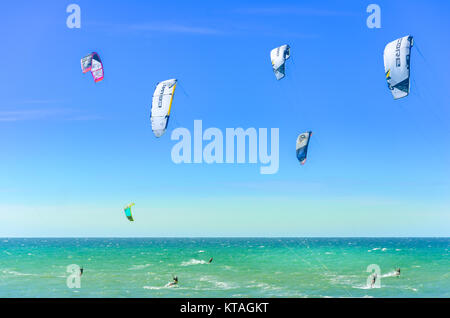 Cumbuco, Brésil, 9 juillet, 2017 : Cumbuco plage de sable blanc avec de nombreux kitesurfers s'amusant Banque D'Images