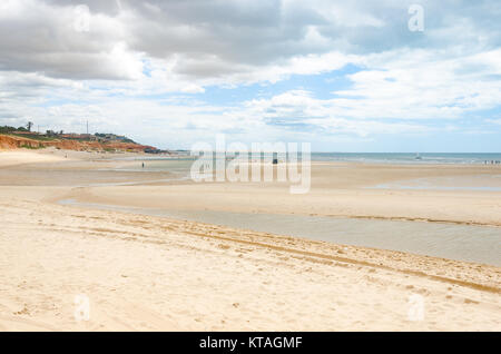 Canoa Quebrada, Brésil, Jul 12, 2017 : Avis de Canoa Quebrada falaises orange et plage de sable blanc Banque D'Images