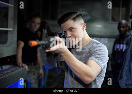 Lance le Cpl. Austin Dunning, sortants et de séparations greffier avec 8e District du Marine Corps, tire sur une cible à l'intérieur de l'adresse au tir simulé à l'intérieur du formateur dans l'intérieur de la Marine Corps l'amélioration du marketing véhicule semi-remorque lors d'une compétition amicale entre les Marines à bord du personnel Naval Air Station Joint Reserve Base, Fort Worth, Texas, le 20 décembre 2017. L'équipe d'EMV est constitué de deux recruteurs qui voyage à travers le district de livrer le Corps des marines d'expérience pour les demandeurs potentiels dans des écoles secondaires et d'événements communautaires au nom de Marine Corps commande de recrutement. L'EMV pro Banque D'Images