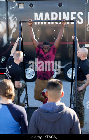 Lance le Cpl. Austin King, greffier entrant avec 8e District du Marine Corps, complète tirer-se lève pendant une compétition amicale entre les Marines à bord du personnel Naval Air Station Joint Reserve Base, Fort Worth, Texas, le 20 décembre 2017. L'amélioration du marketing de l'équipe du véhicule se compose de deux recruteurs qui voyage à travers le district de livrer le Corps des marines d'expérience pour les demandeurs potentiels dans des écoles secondaires et d'événements communautaires au nom de Marine Corps commande de recrutement. Banque D'Images