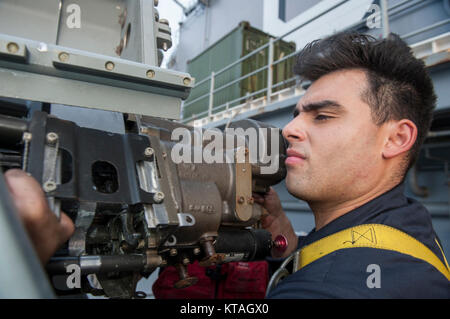 Océan Indien (Dec. 20, 2017) Gunner's Mate 2e classe Lester Carrillo, un natif de Los Angeles, affecté à la Ministère des armes à bord du navire d'assaut amphibie USS America (LHA 6), supprime le récepteur sur une marque 38 Mod. II machine gun en préparation pour un exercice de tir réel. Amérique latine, une partie de l'Amérique du groupe amphibie, à 15e Marine Expeditionary Unit, fonctionne dans la région du Pacifique Indo-Asia de renforcer les partenariats et de servir de prête-réponse vigueur pour tout type d'éventualité. (U.S. Navy Banque D'Images