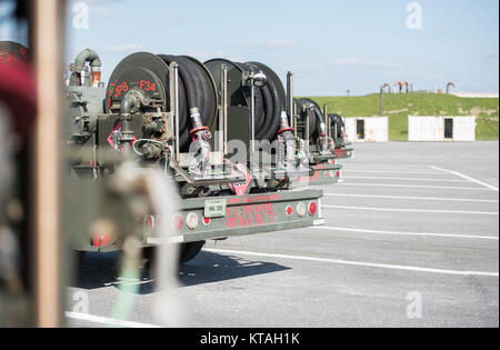 Les camions de ravitaillement s'asseoir stationné, Dec.21, 2017, à Kadena Air Base, au Japon. L'atelier d'entretien de ravitaillement est une boutique d'entretien des véhicules de la 18e escadre Escadron de préparation à Kadena AB qui se spécialise dans l'entretien et la réparation de camions de ravitaillement. (U.S. Air Force Banque D'Images