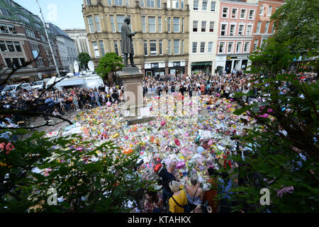 Examen de l'année 2017 : Mai : foules regarder les tributs floraux après une minute de silence à St Ann's Square, Manchester, pour se souvenir des victimes de l'attentat à la Manchester Arena lors d'un concert à l'heure qu'Ariana Grande Semaine. Banque D'Images