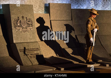 Examen de l'année 2017 : avril : un soldat au cours d'un service de l'aube de l'Anzac Day à l'Australian War Memorial à Hyde Park Corner à Londres, marquant l'anniversaire de la première grande action militaire menée par les forces de l'Australie et de la Nouvelle-Zélande au cours de la Première Guerre mondiale. Banque D'Images