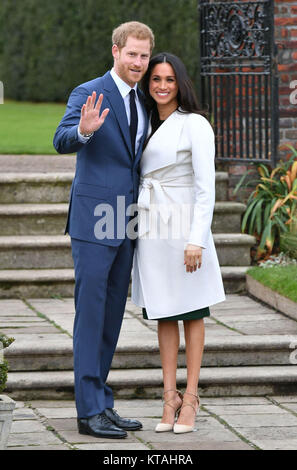 Examen de l'année 2017 : Novembre : le prince Harry et Meghan Markle, poser lors d'un photocall dans le jardin en contrebas à Kensington Palace, Londres, après l'annonce de leur engagement. Banque D'Images