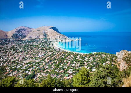 Vue panoramique sur la plage de sable blanc en Mondello Palerme, Sicile. L'Italie. Banque D'Images