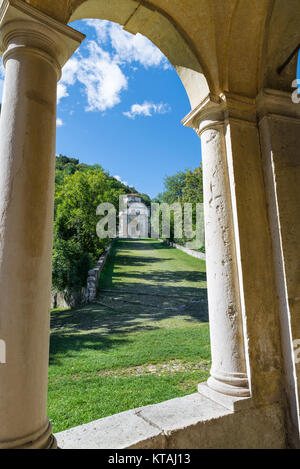 Sacro Monte de Varèse (Santa Maria del Monte), Italie. Voie Sacrée qui mène au village médiéval, avec le cinquième (5e) chapelle Banque D'Images