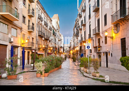 Rue de la Kalsa ou Mandamento Tribunali, le vieux quartier arabe de Palerme et l'un des quatre centre historique de Palerme , la Sicile. Banque D'Images