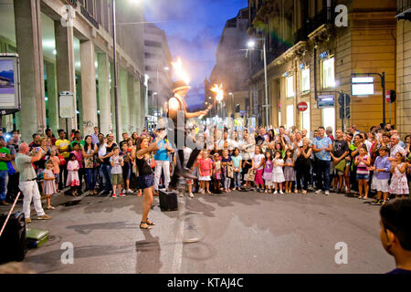 Palerme, Italie-Sep 14, 2014:Performer en équilibre sur un monocycle tout en tenant des torches le Sep 24, 2014 à Palerme, Italie. Palermo est le 5e plus peuplé Banque D'Images