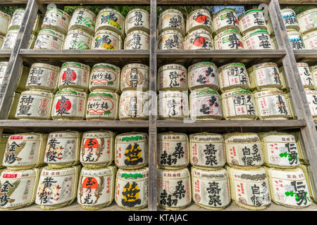 Kamakura, JAPON - 22 novembre 2017 : souci de barils (Sadaraku) au sanctuaire Shinto Tsurugaoka Hachimangu. Tonneaux de saké donnés en offrande à l'autel et Banque D'Images