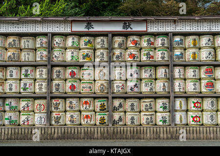 Kamakura, JAPON - 22 novembre 2017 : souci de barils (Sadaraku) au sanctuaire Shinto Tsurugaoka Hachimangu. Tonneaux de saké donnés en offrande à l'autel et Banque D'Images