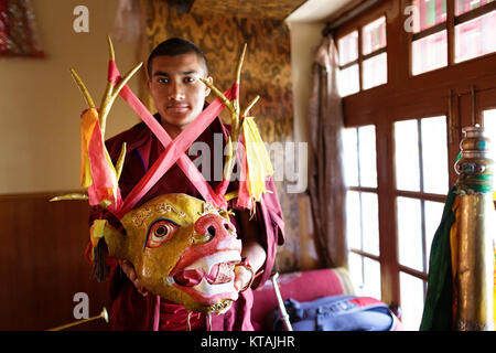 Moine de l'école montrant chapeau jaune le masque lors de la préparation pour la célébration annuelle au monastère de Diskit, Ladakh, le Jammu-et-Cachemire, en Inde. Banque D'Images