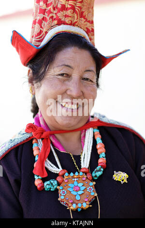 Portrait of a lady en costume traditionnel et casquettes au festival annuel au monastère de Diskit, la vallée de Nubra, Ladakh, le Jammu-et-Cachemire, en Inde. Banque D'Images