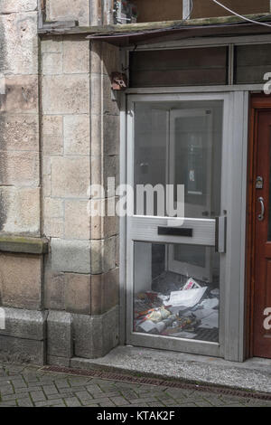 Mort de la Grand-rue métaphore / concept - sop vide porte avant avec des courriels et des lettres vu à travers la vitre. Banque D'Images