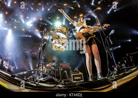 L'American pop rock band HAIM effectue un concert live à l'Arena Stade de Roskilde Festival 2014. Ici bassiste Este Haim est vu sur scène. Le Danemark, 04/07 2014. Banque D'Images