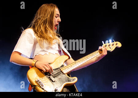 L'American pop rock band HAIM effectue un concert live à l'Arena Stade de Roskilde Festival 2014. Ici bassiste Este Haim est vu sur scène. Le Danemark, 04/07 2014. Banque D'Images