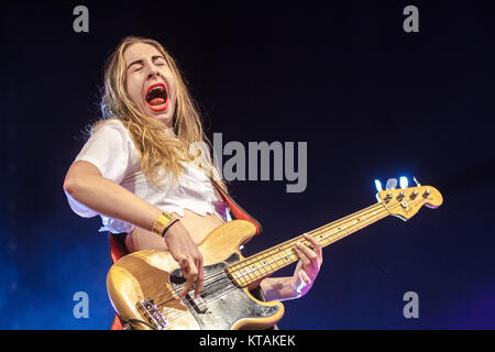 L'American pop rock band HAIM effectue un concert live à l'Arena Stade de Roskilde Festival 2014. Ici bassiste Este Haim est vu sur scène. Le Danemark, 04/07 2014. Banque D'Images